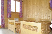 Chalet Cigales 1 - 2-persoonskamer met raam en lamp
